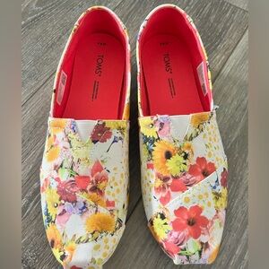 Size 8.5 W TOMS floral shoes
